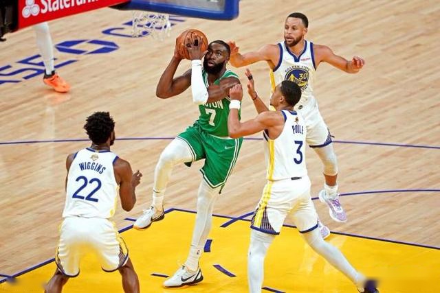 恐怖4人组冲水晶宫后防!数据示曼城赢紧咬枪手